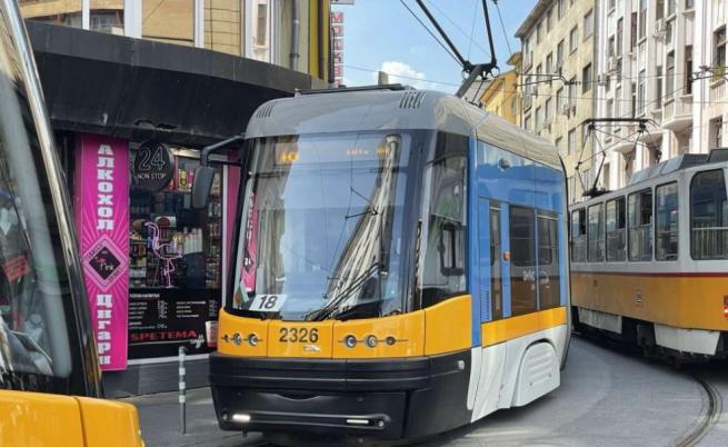 Аварирал трамвай в София спря движението за кратко