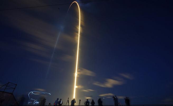 Ден 1 за космическите туристи на SpaceX: Обиколиха 5,5 пъти Земята