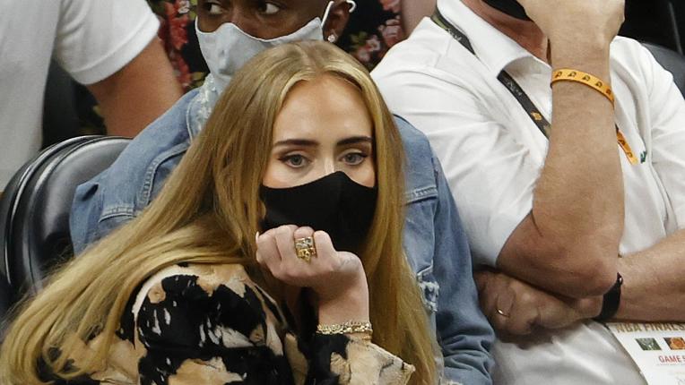  Адел се завърна в две фотосесии за Vogue 