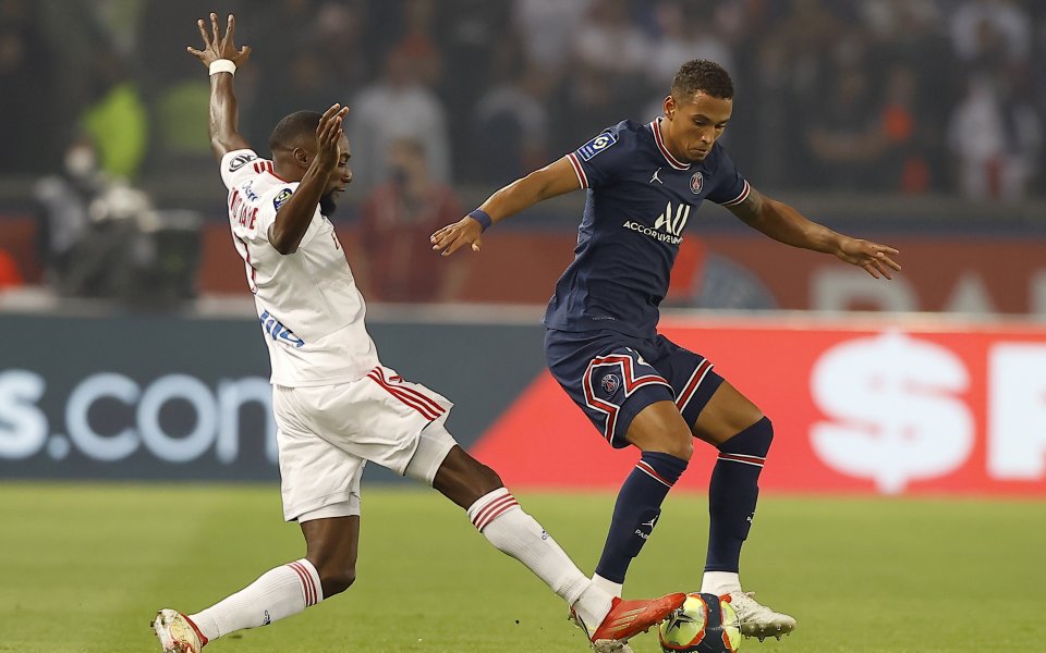 Отборите на Пари Сен Жермен и Олимпик Лион играят при