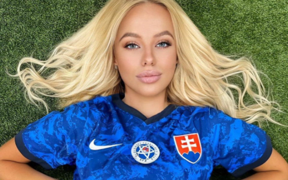 Руската сексбомба Татяна Мирошина се появи на &bdquo;Герена&ldquo; за двубоя