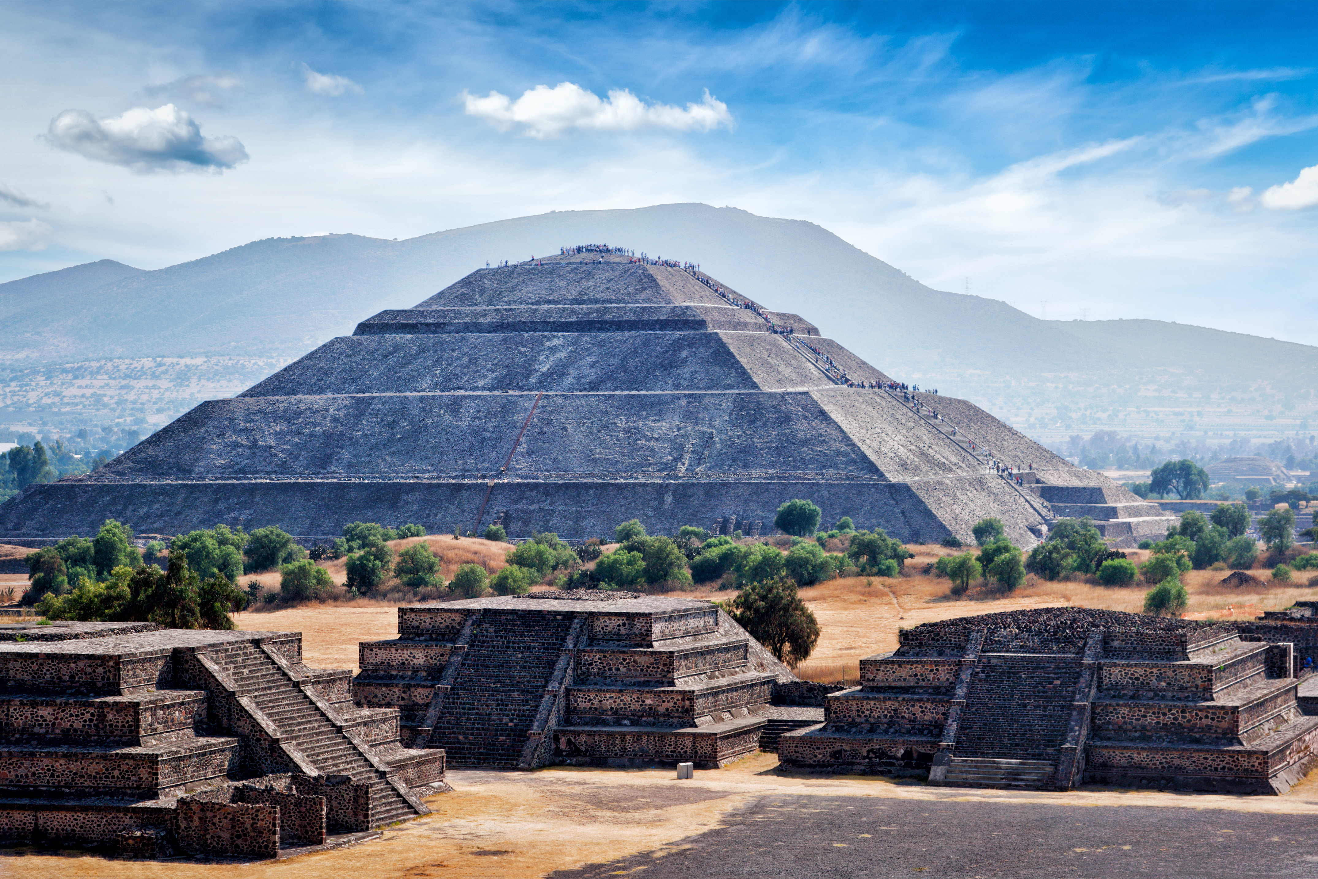 <p><strong>Теотиуакан, Мексико</strong> - Теотиуакан или &quot;родното място на боговете&quot;, се намира много близо до съвременната столица на Мексико, Мексико Сити. Понастоящем в руините на Теотиуакан могат да бъдат видени само туристи, но преди това в този древен град са живели повече от 100 000 души.</p>