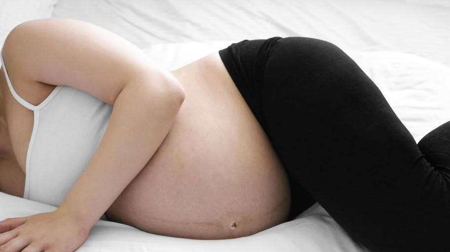 Как да спим удобно по време на бременност?