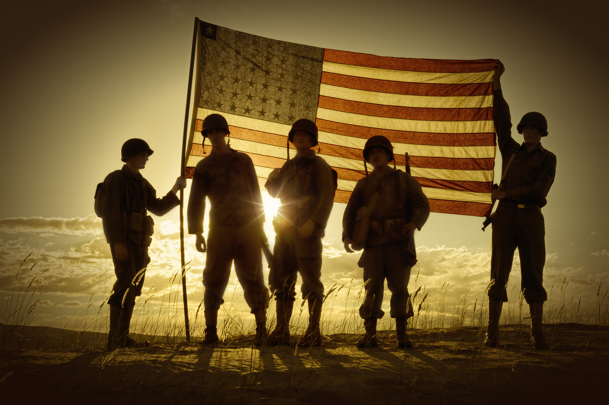 Американские солдаты с флагом