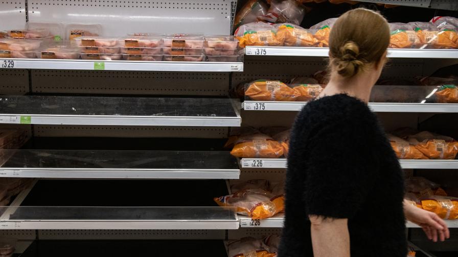 Във Великобритания няколко от големите фирми за хранителни стоки и браншови съюзи бият тревога: съществуват сериозни проблеми със снабдяването на магазините с храни, поради което е възможно да избухне паника сред потребителите