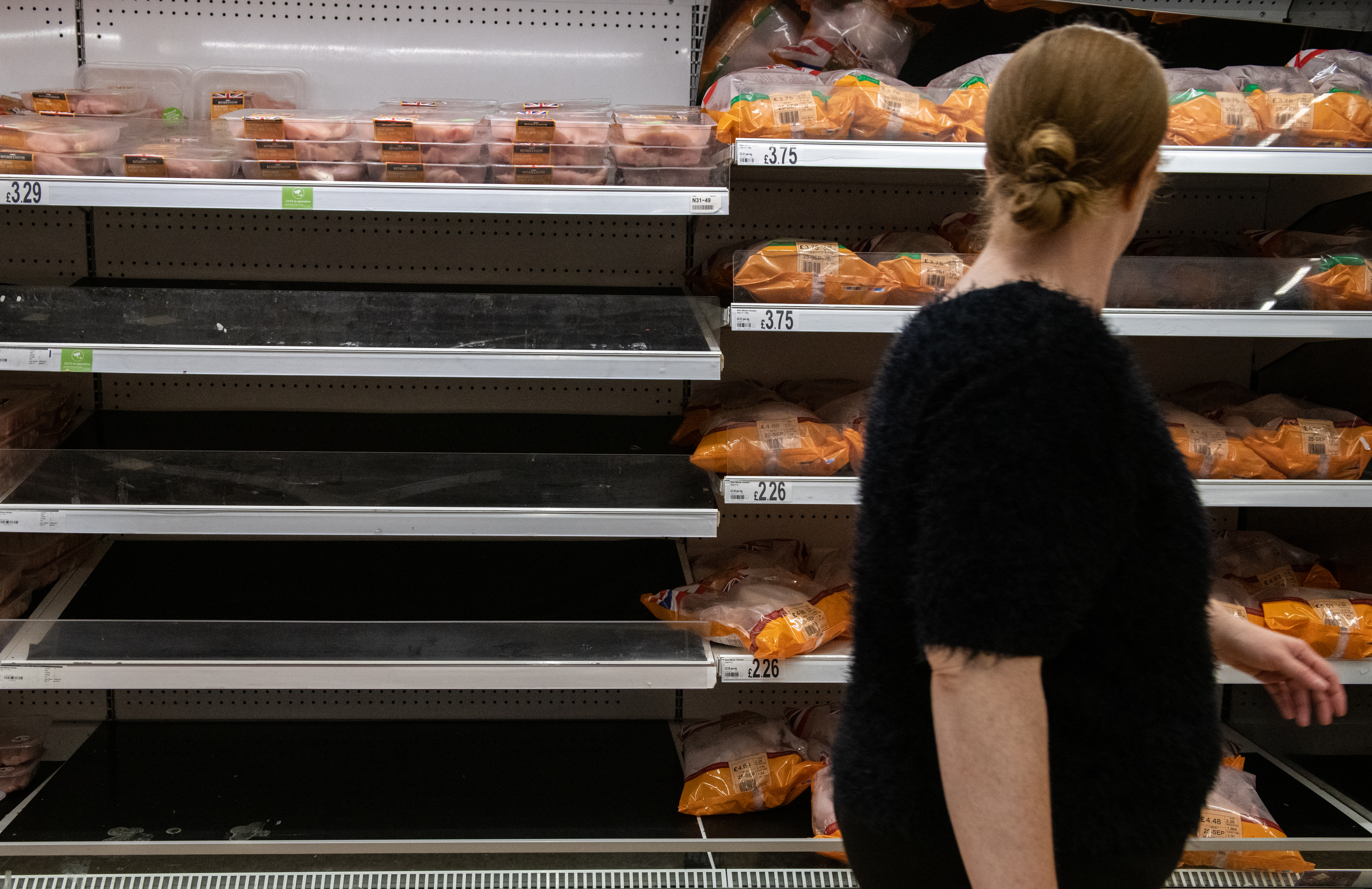<p>Във Великобритания няколко от големите фирми за хранителни стоки и браншови съюзи бият тревога: съществуват сериозни проблеми със снабдяването на магазините с храни, поради което е възможно да избухне паника сред потребителите</p>