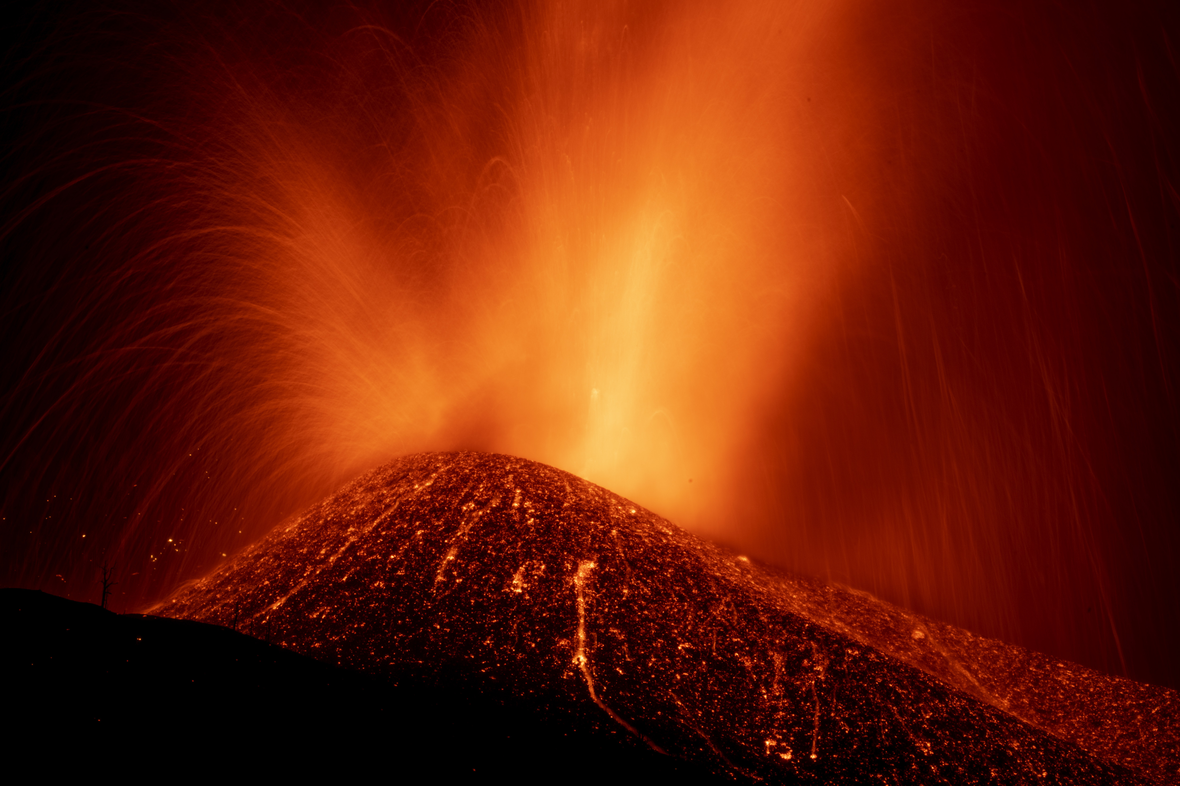 <p>Изригна вулканът Кумбре Виеха на испанския остров Ла Палма</p>