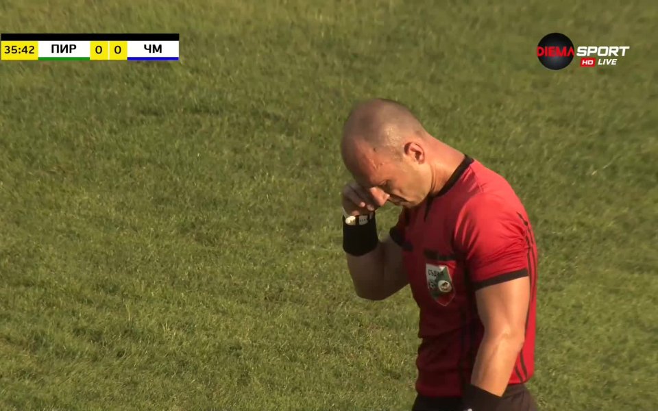 Жозе Гомеш нанесе удар по топката с крак след центриране