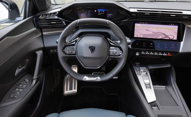  STOP & GO: Добрият аудио тон се подсигурява от системата Focal с 10 високоговорителя и 12-канален усилвател (690W), разчитащ на цифрово култивиране на звука Arkamys. 