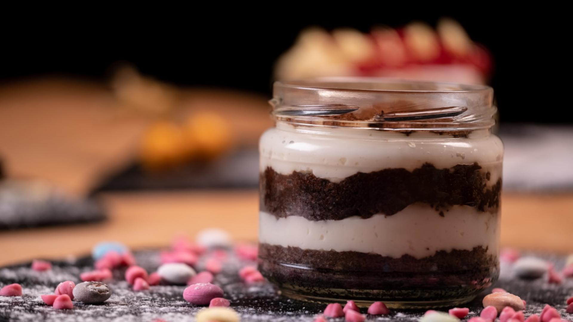 Неустоим десерт: Бурканчета с шоколадов крем, кокосова пяна и малини