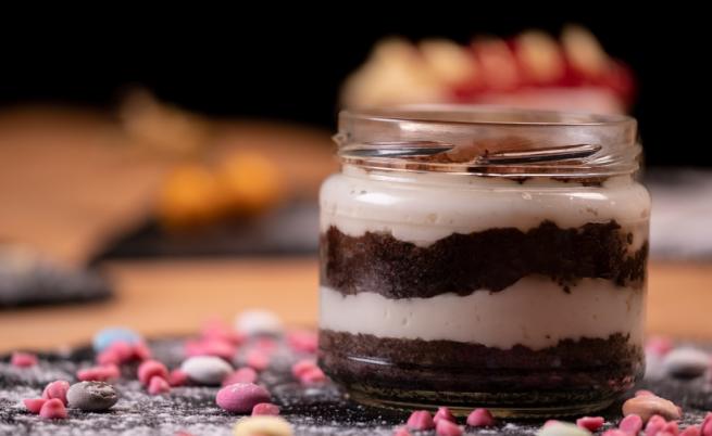 Неустоим десерт: Бурканчета с шоколадов крем, кокосова пяна и малини