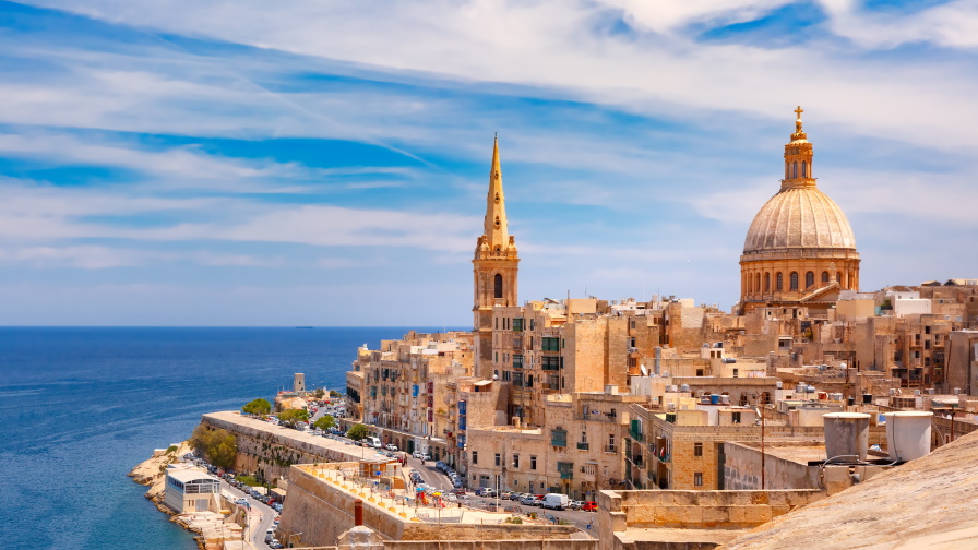 <p><strong>10. Малта</strong><br />
Република Малта е островна държава, разположена върху архипелаг в центъра на Средиземно море, южно от Италия, източно от Тунис и северно от Либия. Първи финикийците откриват стратегическото значение на архипелага при своята колонизация на западното Средиземноморие. След тях идват Рим, Византия, Арабският халифат, Арагон, норманите, Малтийският орден, Франция и Великобритания, като всички са търсели добри пристанища за контрол върху Средиземно море.</p>