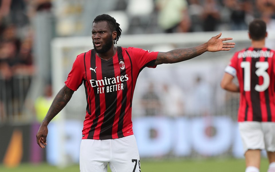 Отборът на Манчестър Юнайтед е засилил интереса си към звездата