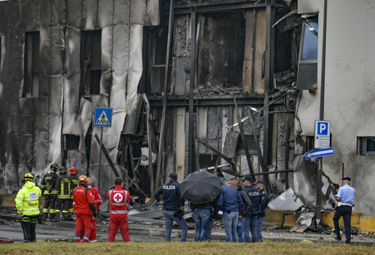 Самолет се разби в сграда в Милано
