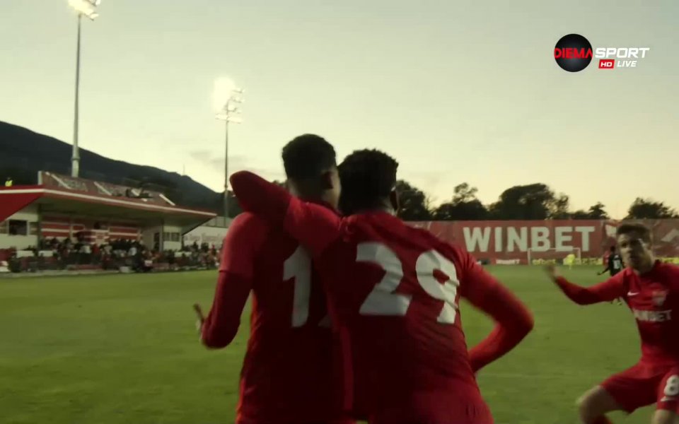 Резервата Лукас Диас получи превъзходен пас от Васил Шопов, който