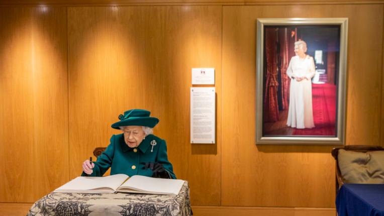  Кралица Елизабет, принц Чарлз и Камила на посещаване в Шотландия 