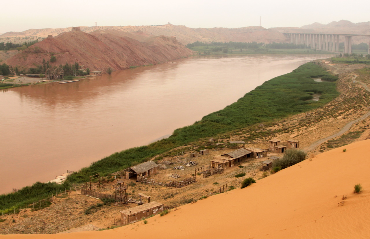 <p><strong>Река Хуанхъ (Yellow River)</strong></p>

<p>Това е втората най-дълга река в Китай, а първите хора, заселили се по поречието ѝ датират от 2100 пр. н. е. Но радващите се на плодородната почва хора е трябвало да се борят непрекъснато с прииждащите води на реката.</p>