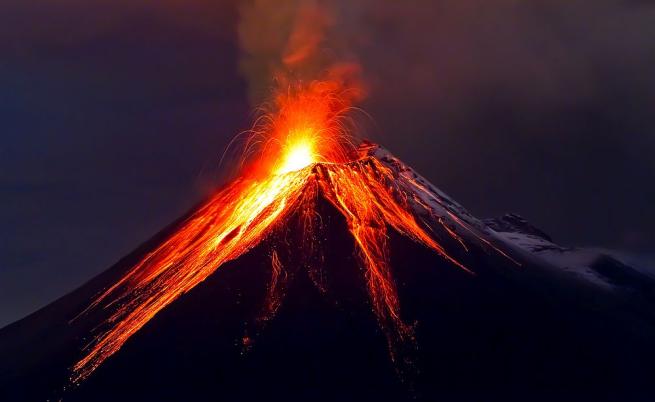 Чудовищно изригване на Камчатка: Вулкан избълва 20 000 м пепел (ВИДЕО)