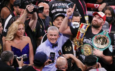 Британският боксьор Тайсън Фюри отпразнува подобаващо победата си над Дионтей