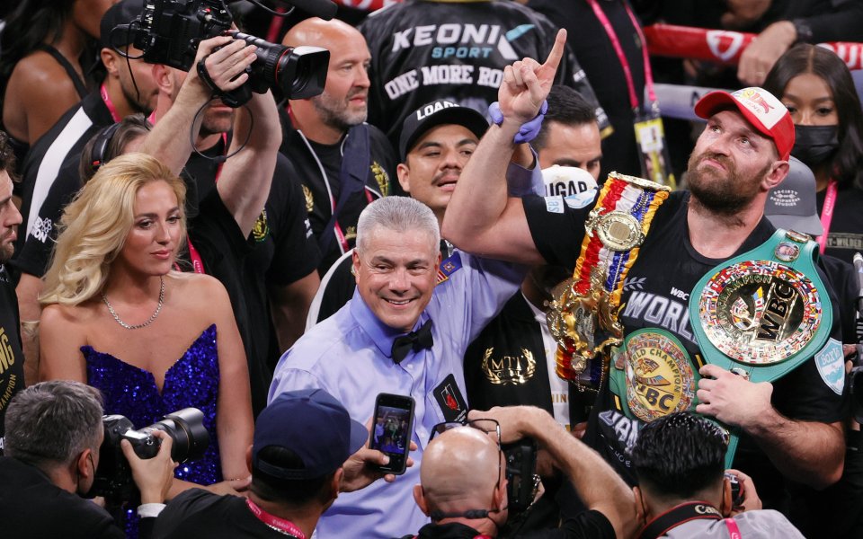 Британският боксьор Тайсън Фюри отпразнува подобаващо победата си над Дионтей