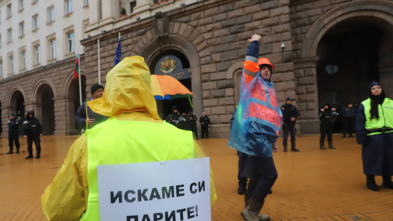 <p>Работници и служители от пътностроителните фирми излязоха на четвърти национален протест пред Министерски съвет. Този път той е с тежка техника на жълтите павета в София</p>