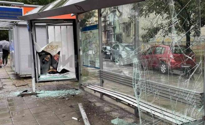 Кола се вряза в автобусна спирка в Пловдив