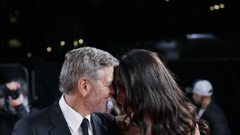 Амал и Джордж Клуни стилни във Венеция