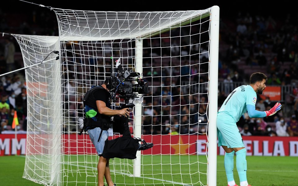 Барселона се интересува от вратаря на Гранада Луис Максимиано, твърдят