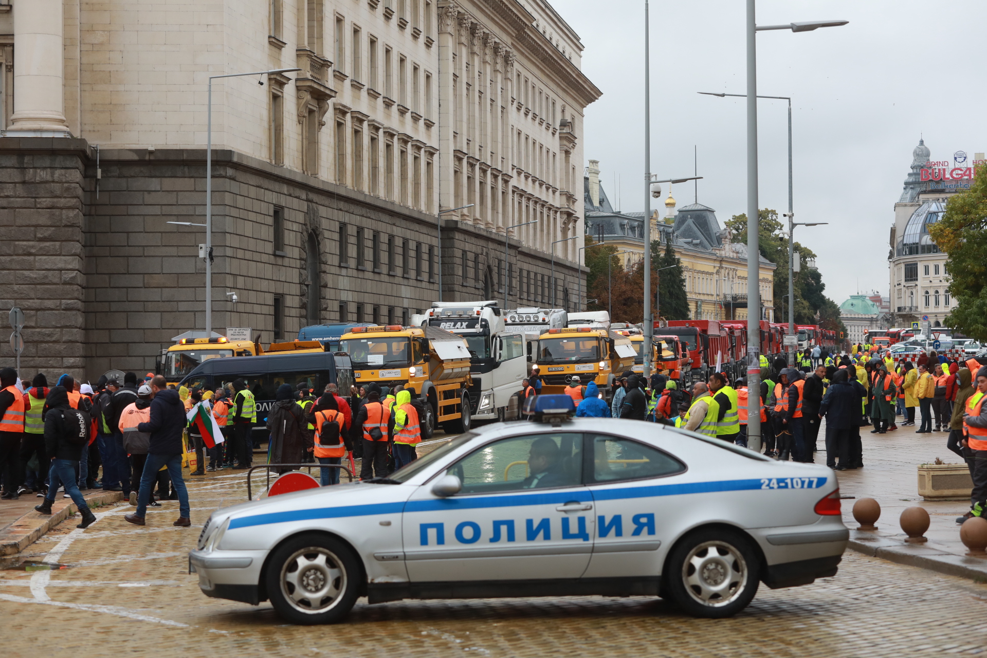 <p>Протест, тежка техника блокира центъра на София</p>