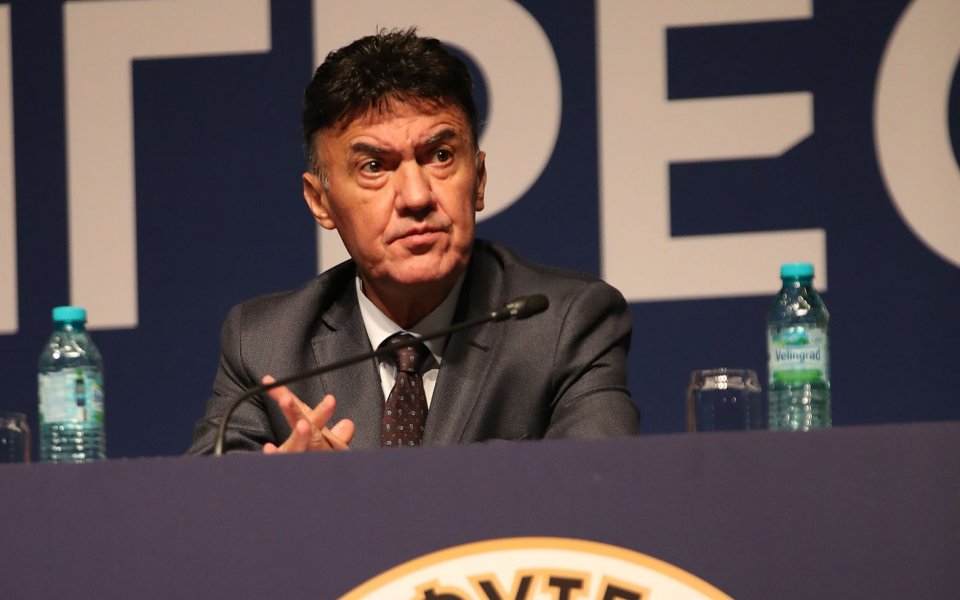 Борислав Михайлов говори пред делегатите на клубовете от трибуната в