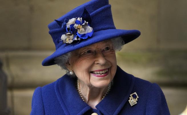 Кралица Елизабет II се появи с бастун на обществено място (СНИМКИ)