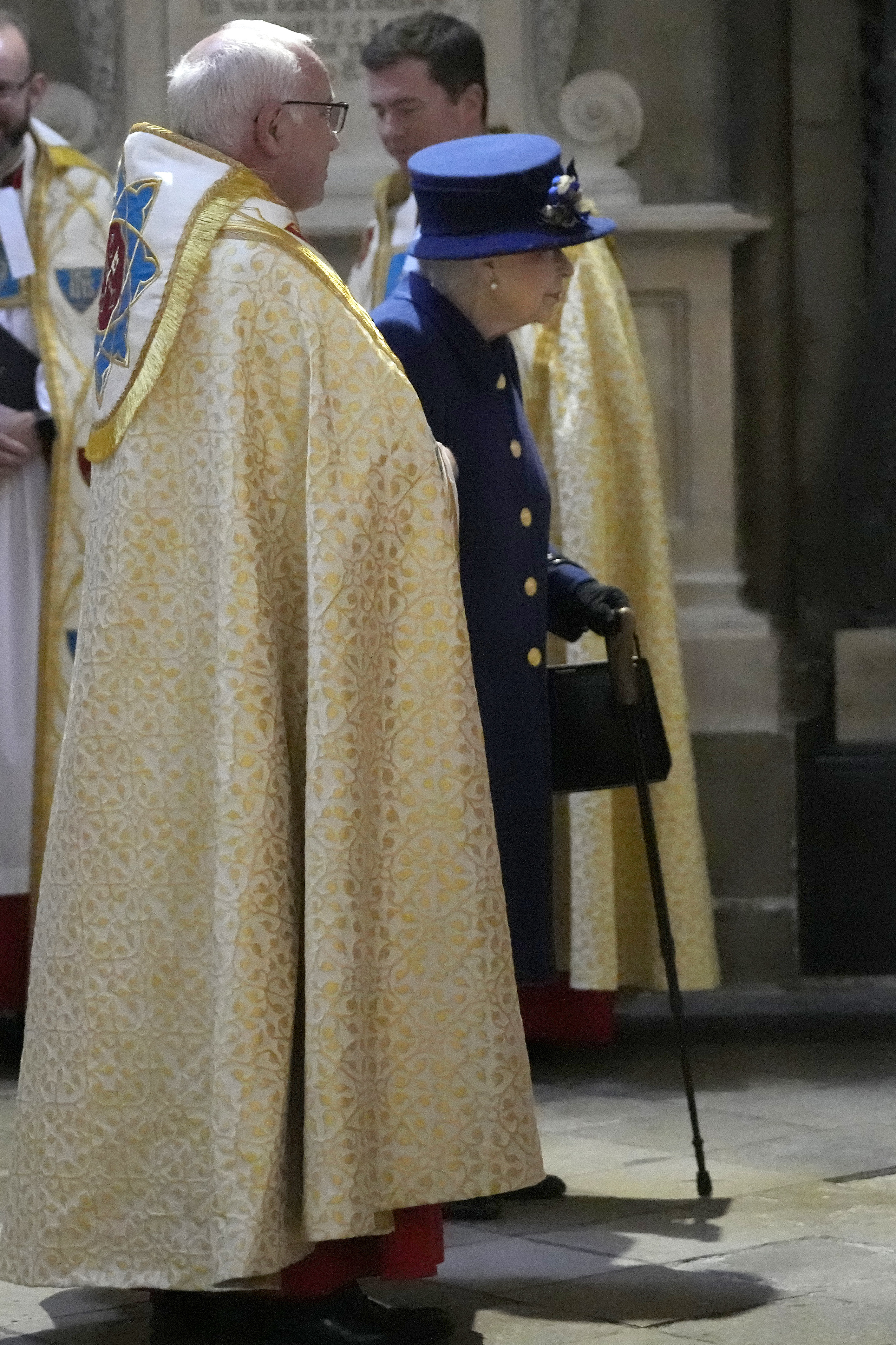 <p>Кралица Елизабет Втора влезе с бастун в Уестминстърското абатство за тържествената служба по случай 100-годишнината на Кралския британски легион</p>