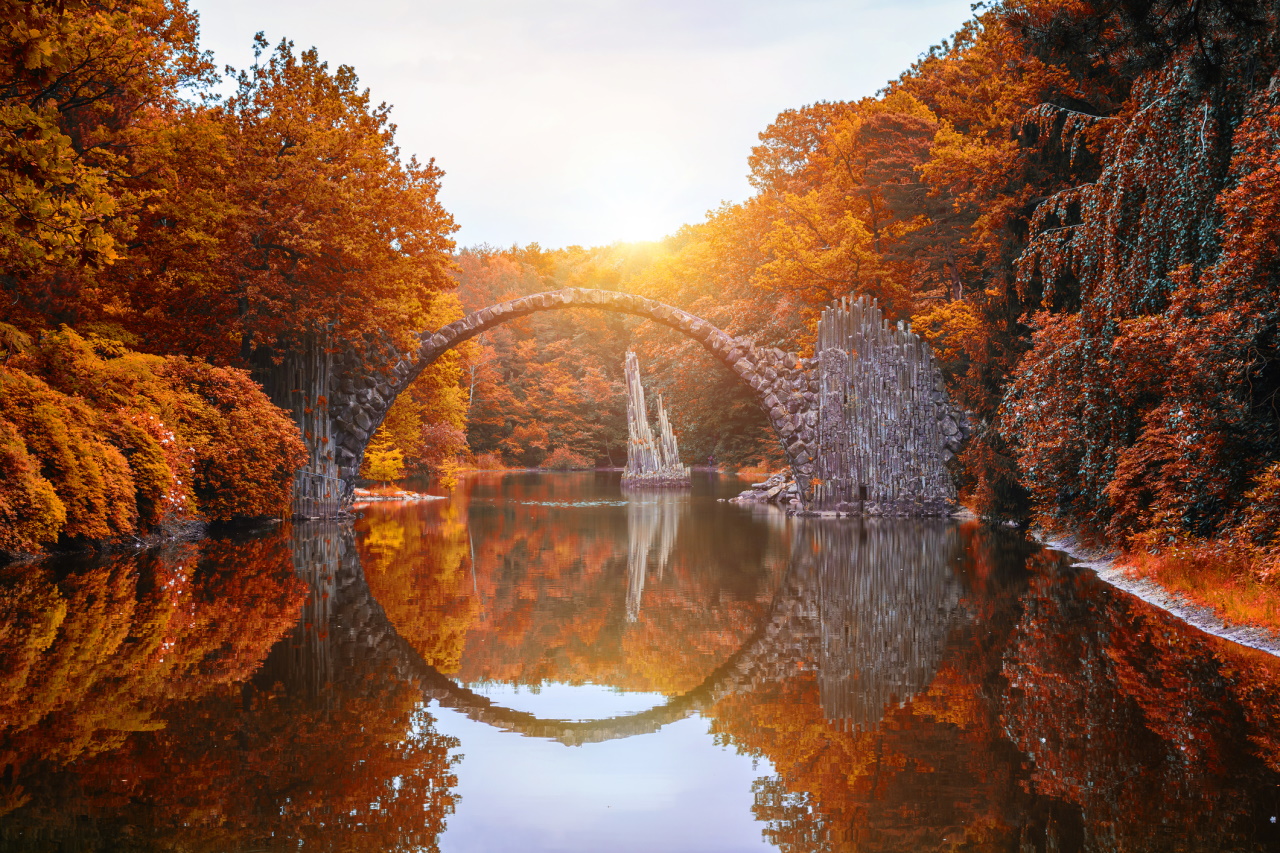 <p><strong>Дяволският мост в Германия</strong></p>

<p>Мостът Rakotzbrucke в Германия също е наречен Дяволския мост. Неговата форма и сложност означават, че Дяволът го е построил. Древна история обяснява как точно е бил построен мостът. Според легендата Сатаната го направил по молба на свещеник.</p>