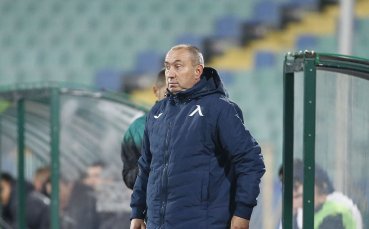 Треньорът на Левски Станимир Стоилов размаха пръст на футболистите си