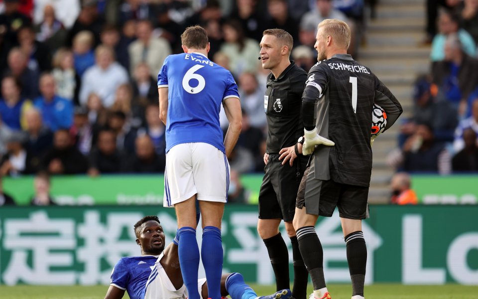 Джони Еванс бе заменен принудително от Яник Вестергард в 88-та