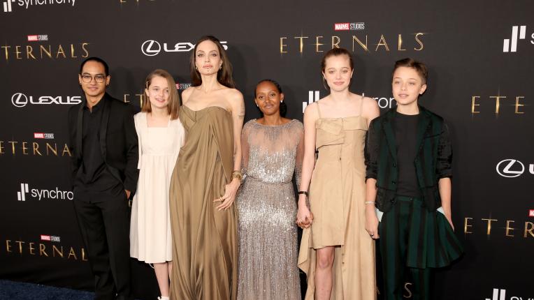  Анджелина Джоли с петте си деца на премиерата на „ Вечните “ 