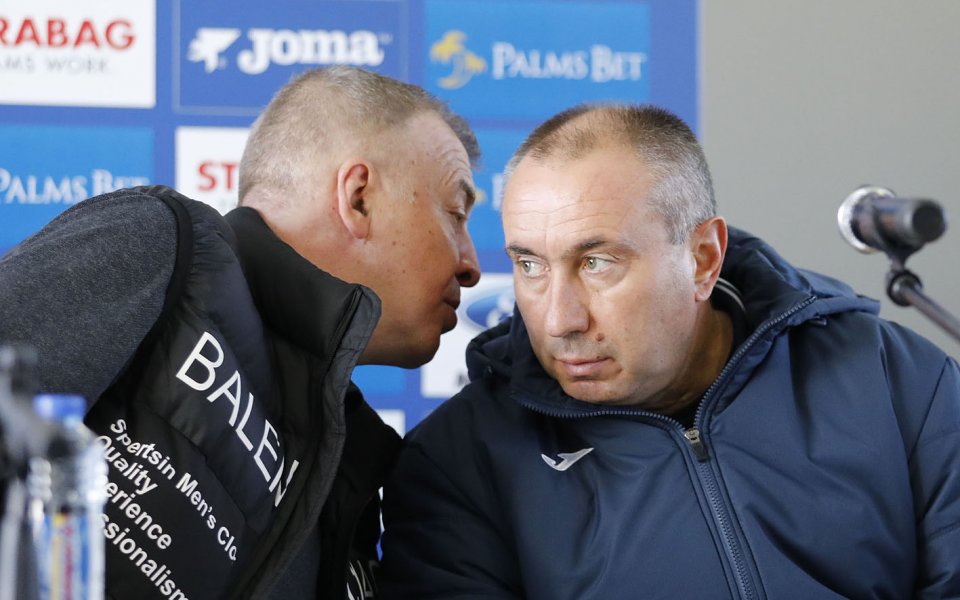 Станимир Стоилов даде личен пример как се помага на Левски