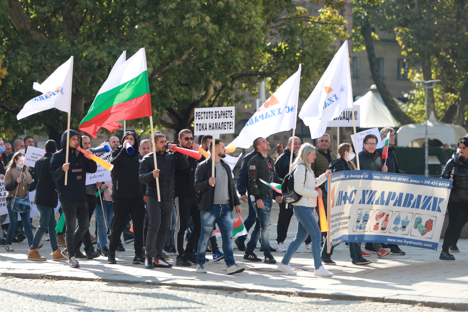 <p>Бизнесът и синдикатите излязоха на протест</p>