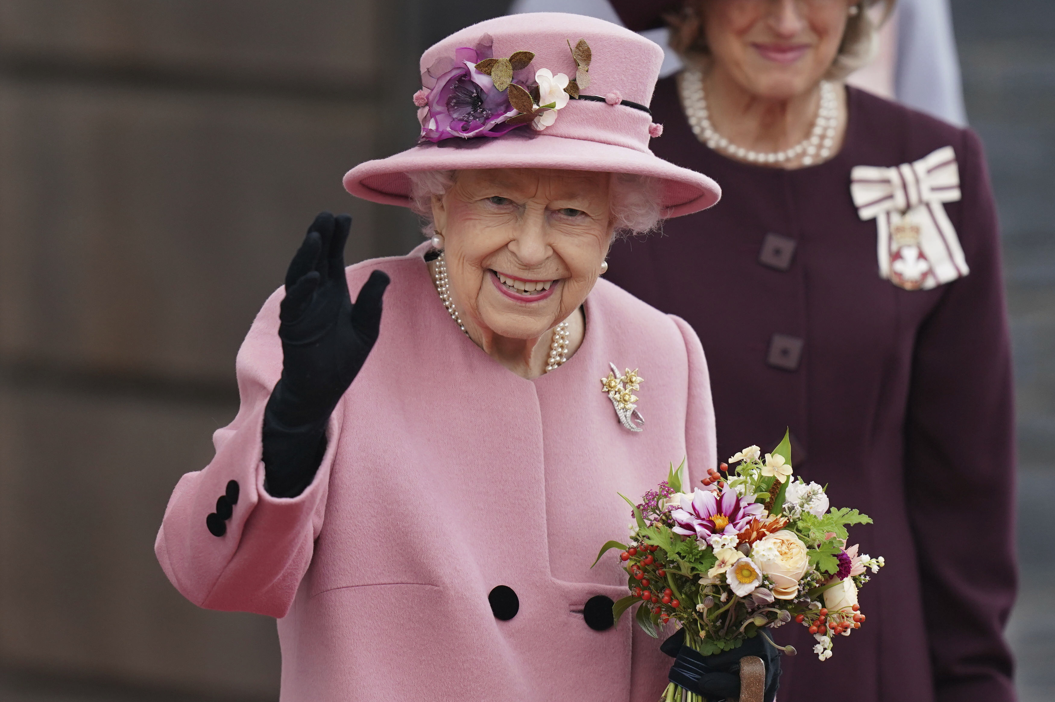 <p>Британската кралица се чувства достатъчно млада духом, за да отклони поканата да бъде удостоена с наградата &quot;Възрастен човек на годината&quot;</p>