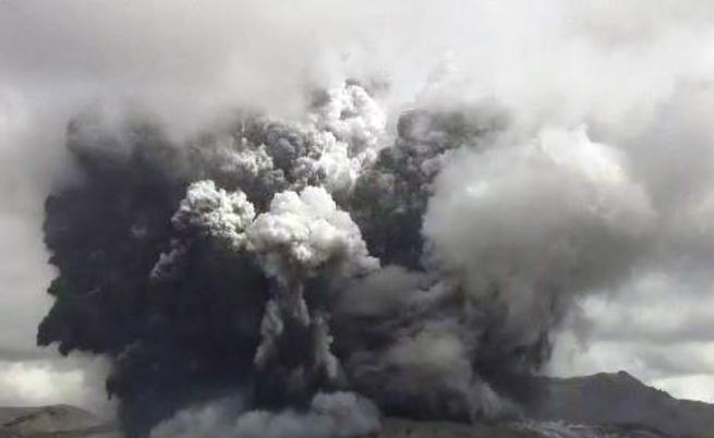 3500 метра стълб от пепел: Вулканът Асо започна да изригва