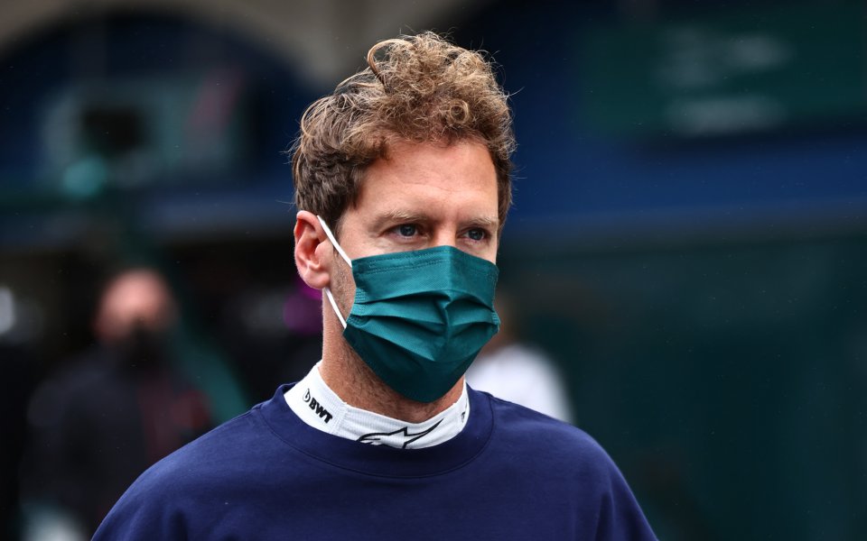 Пилотът на Астън Мартин Себастиан Фетел ще стартира с поне