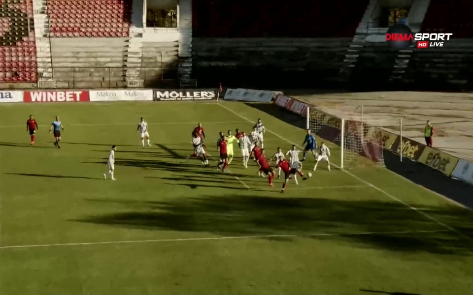 Гомис реши спора в "железничарското" дерби за Купата. След корнер