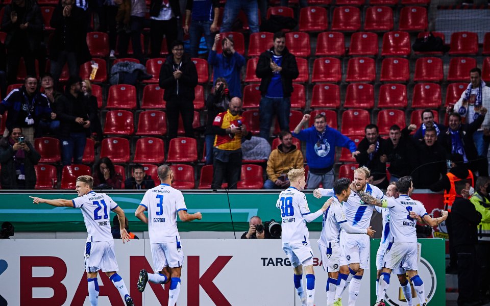 Карлсруе хвърли бомбата на 1/16-финалите за Купата на Германия, след