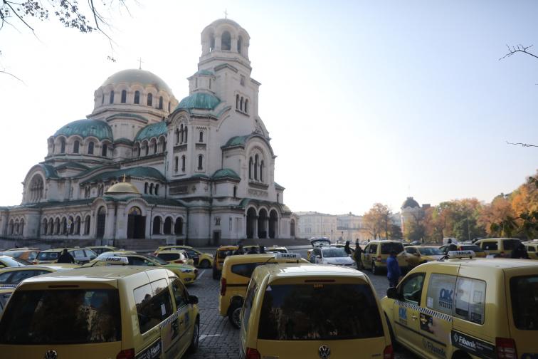 Протест на таксиметровите шофьори пред Столична община