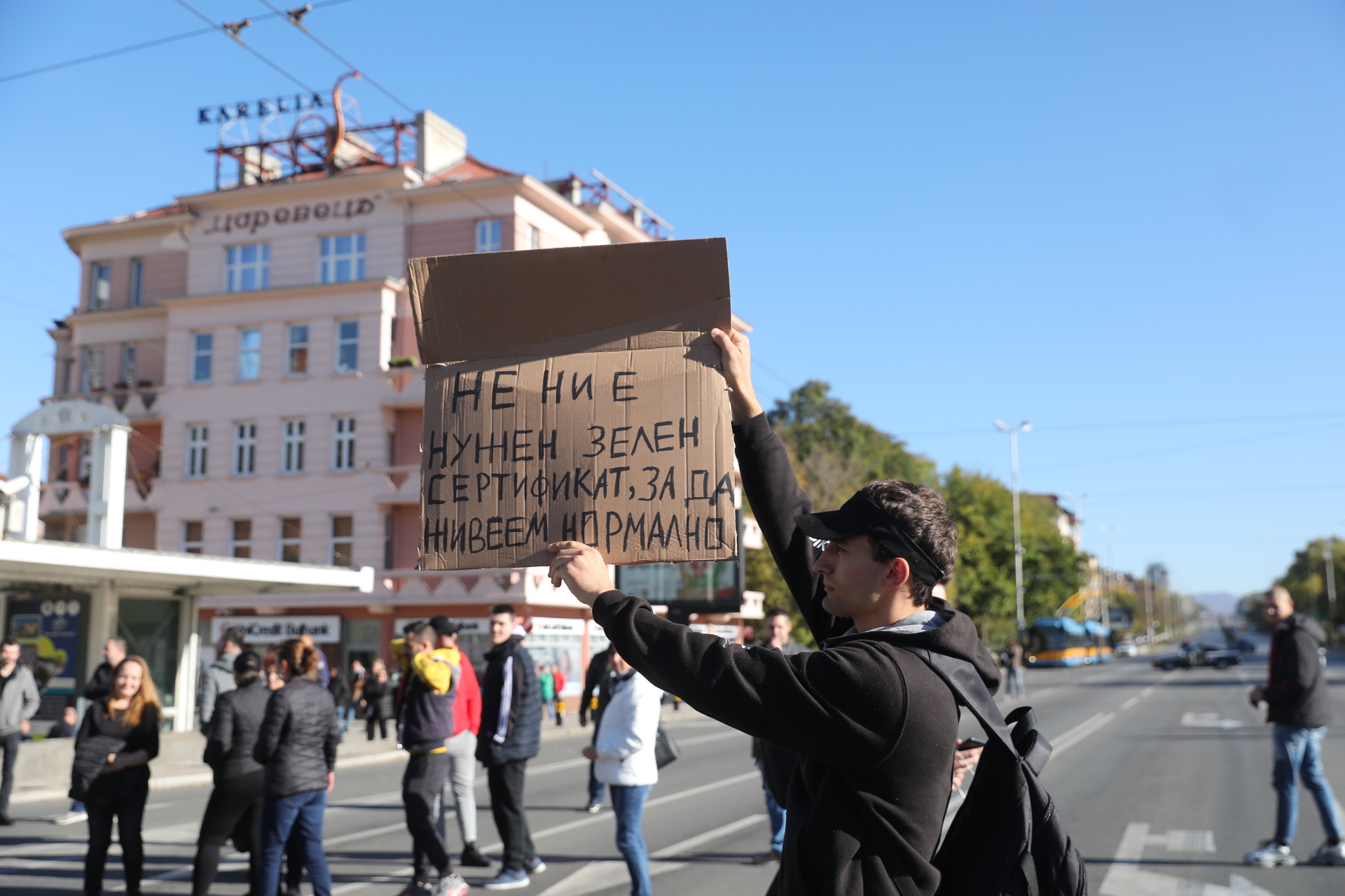 <p>Протест в София на представители на бизнеса, пострадал от новите ограничителни мерки.&nbsp;По-рано днес протестиращите блокираха за кратко пл. &quot;Орлов мост&quot;.</p>