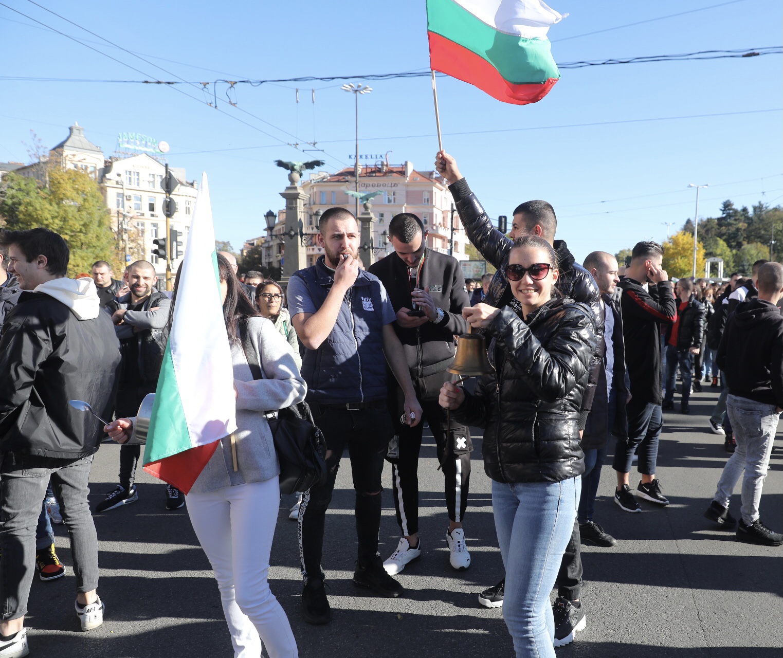 <p>Протест в София на представители на бизнеса, пострадал от новите ограничителни мерки.&nbsp;По-рано днес протестиращите блокираха за кратко пл. &quot;Орлов мост&quot;.</p>