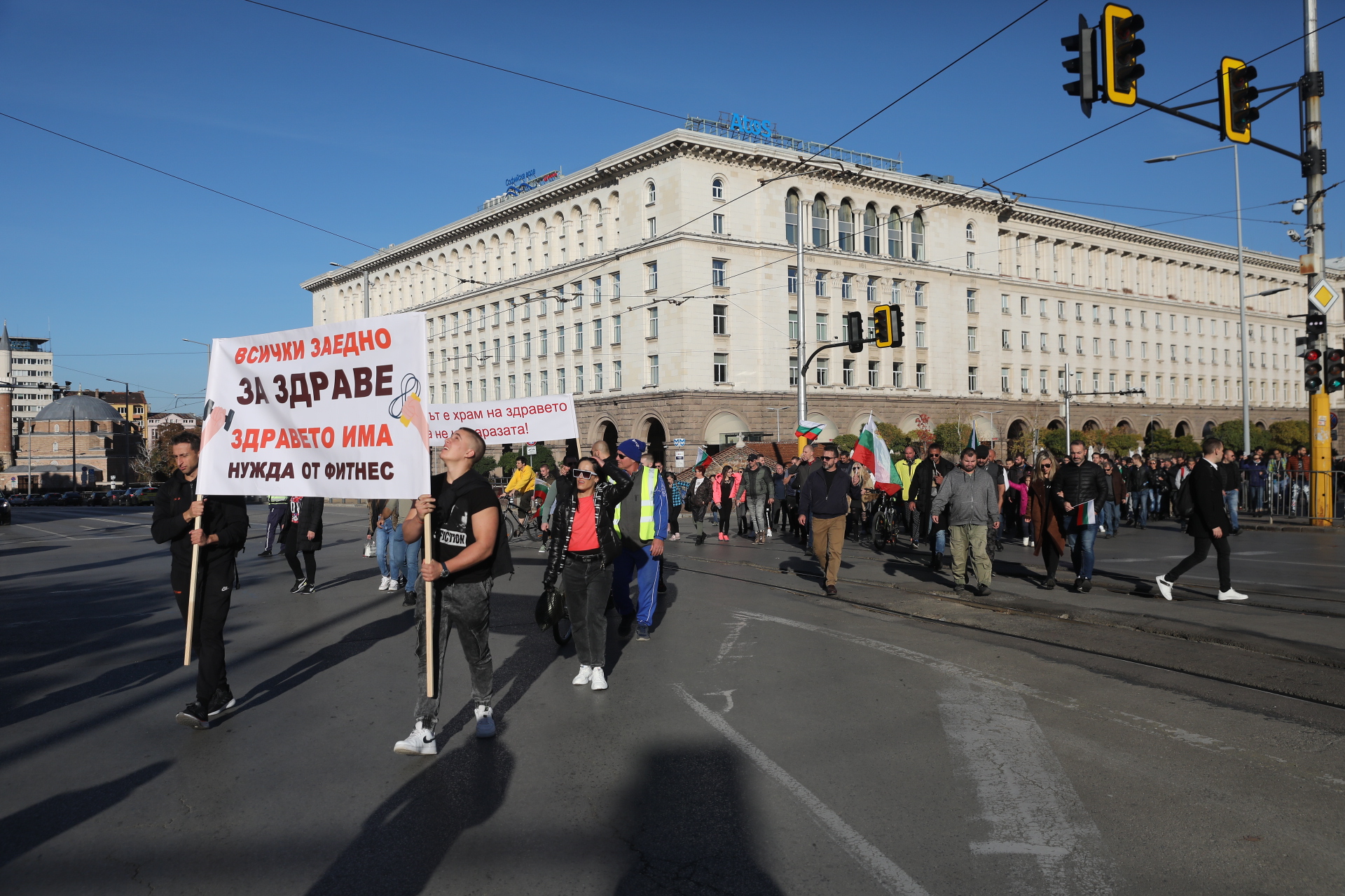 <p>Протест в София на представители на бизнеса, пострадал от новите ограничителни мерки.&nbsp;По-рано днес протестиращите блокираха за кратко пл. &quot;Орлов мост&quot;.</p>