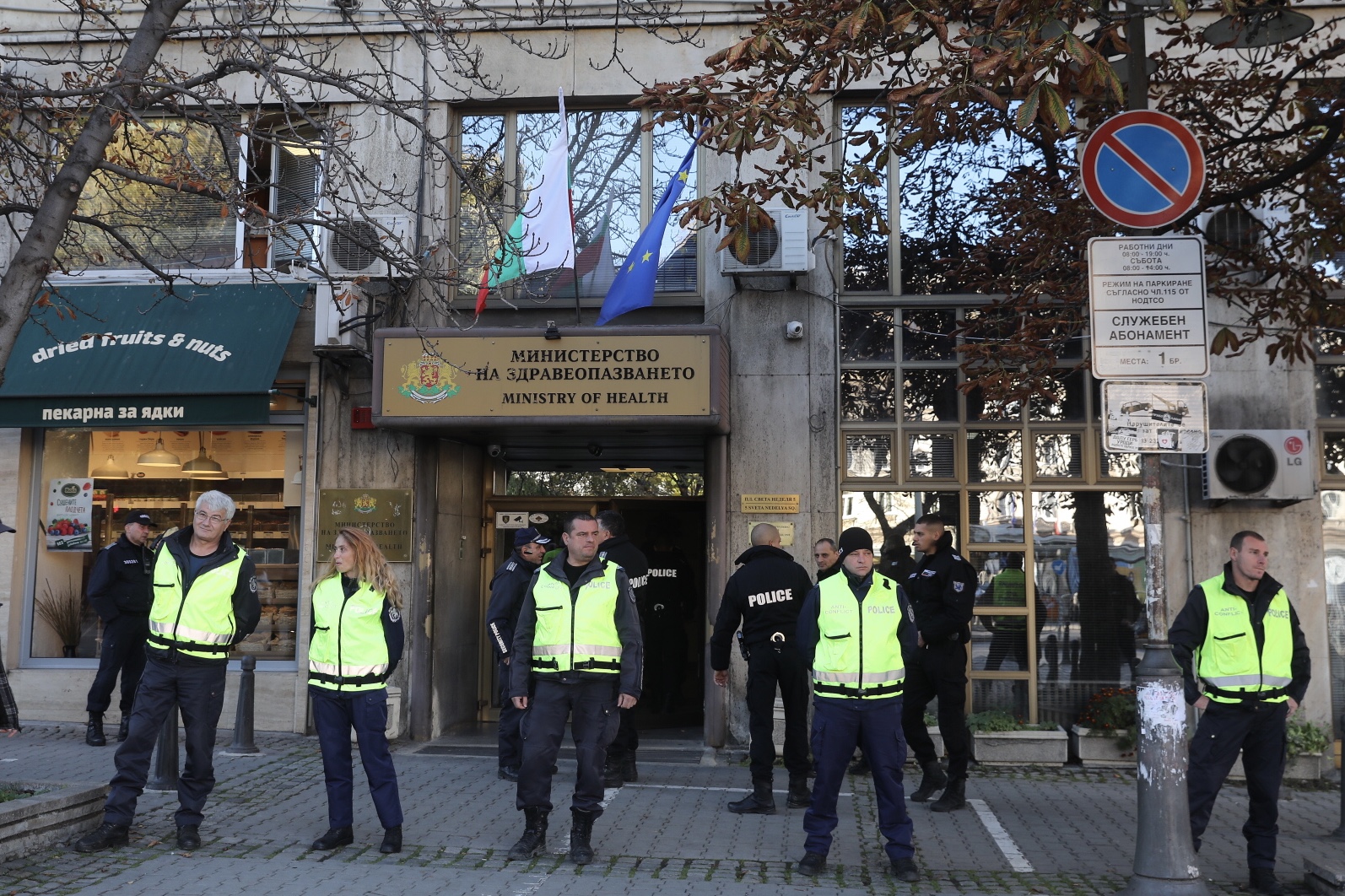 <p>Протест в София на представители на бизнеса, пострадал от новите ограничителни мерки.&nbsp;По-рано днес протестиращите блокираха за кратко пл. &quot;Орлов мост&quot;.</p>