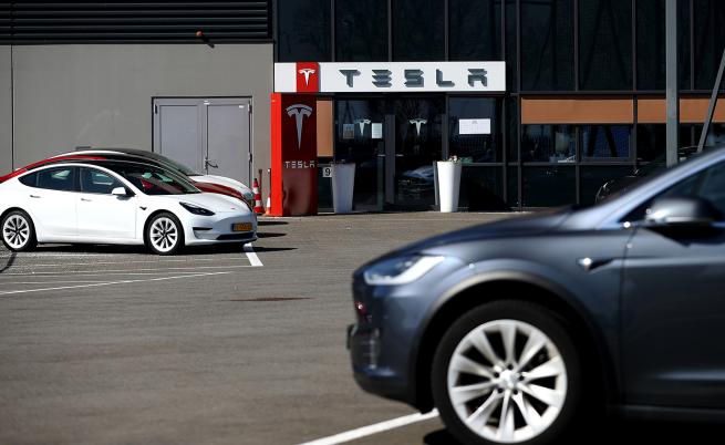 Въпреки рекордната година: Tesla няма да плати никакви данъци в САЩ