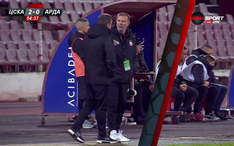 В 54-ата минута Брадли Мазику препъна откъсващия се сам срещу